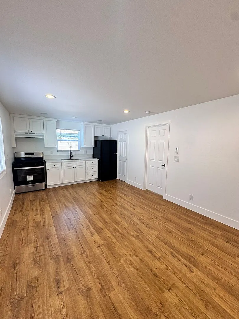 4542 N Lakewood Blvd. — Photo 2