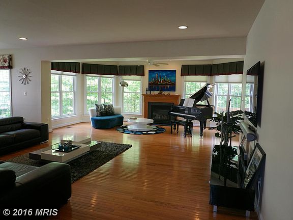 3rd image of 3907 Bay Hill Ct