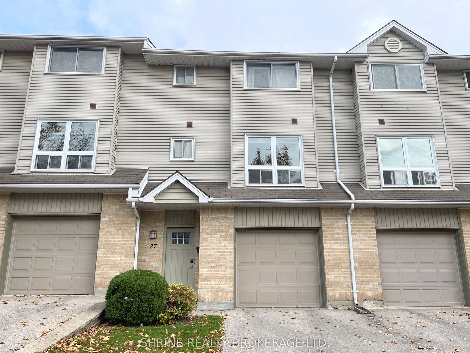 4 bed, $2,300 — Photo 1