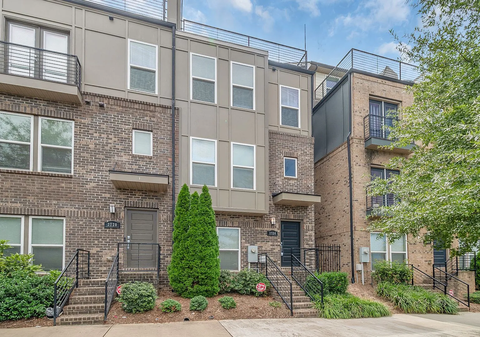 Stunning Townhome With Skyline Views! — Photo 2