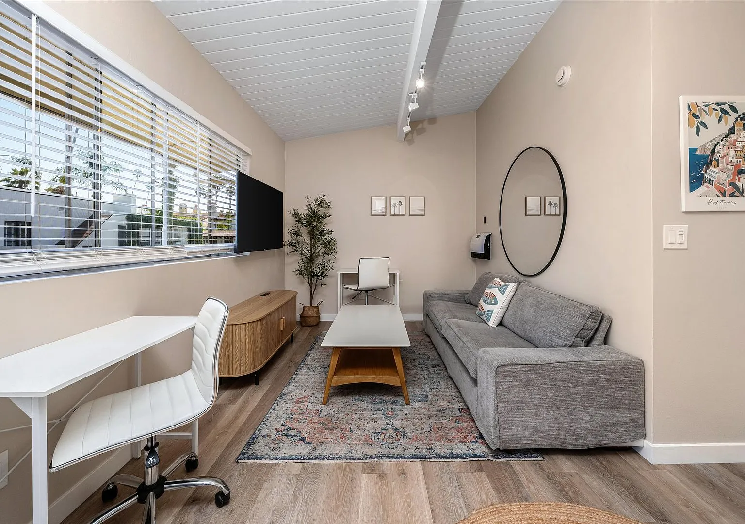 319 W Montecito St — Photo 2