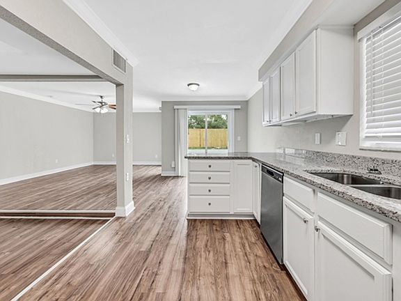 3rd image of 411 S Hawthorn Cir