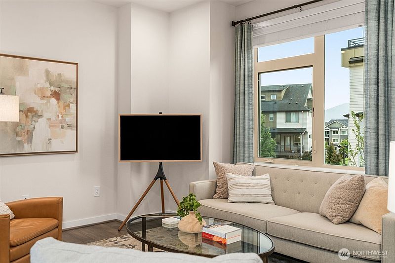 5th image of 954 6th Avenue NE