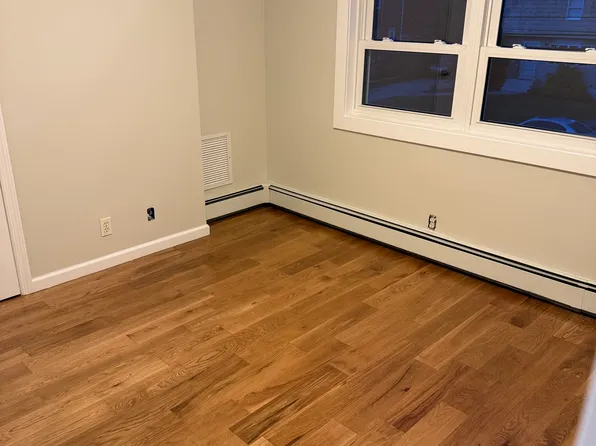 239 Kramer Dr, Lindenhurst, NY 11757