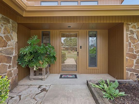 4th image of 1704 Seminole Dr