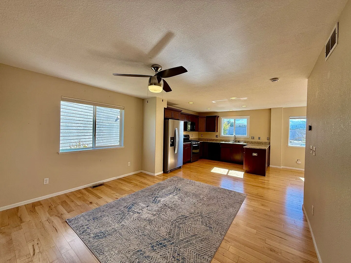 Spacious 3-Bed Home with Mountain Views Near Voyager & Interquest — Photo 3