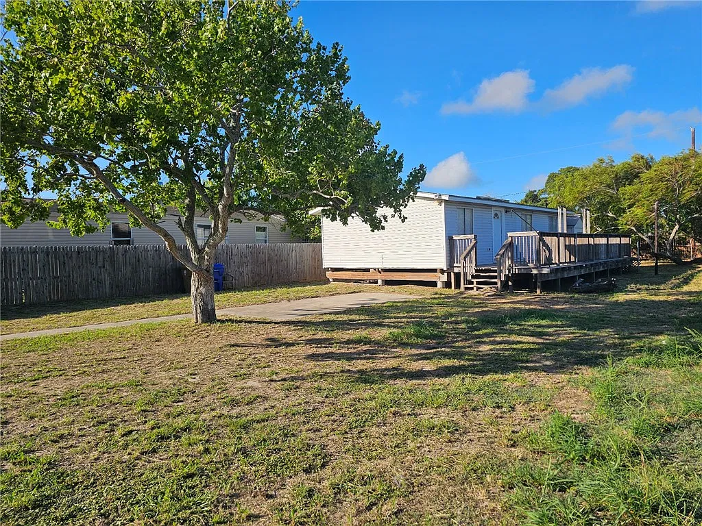 3 bed, 1.0 bath, 800 sqft, $1,300 — Photo 1