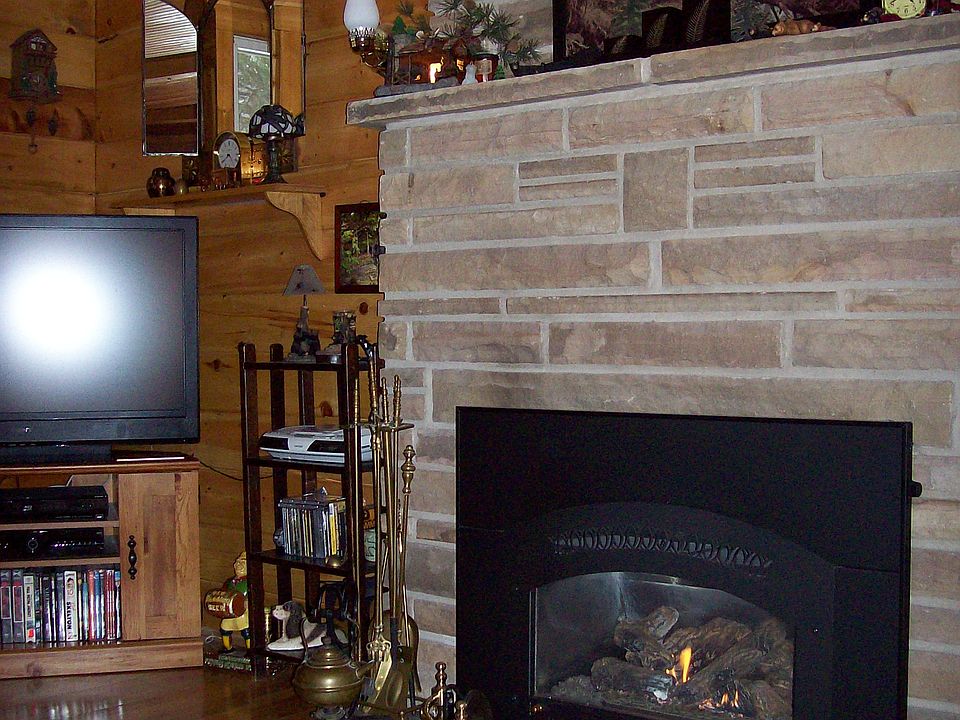 Gas log fireplace in Living 