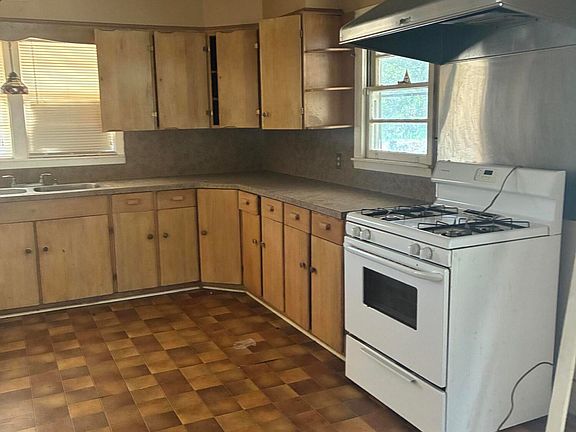 5th image of 415 Findale Dr