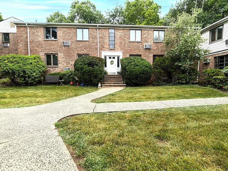 7 Stone Hill Rd #B — Photo 1