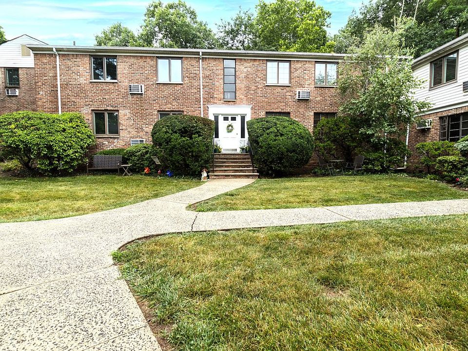 1st image of 7 Stone Hill Rd APT B