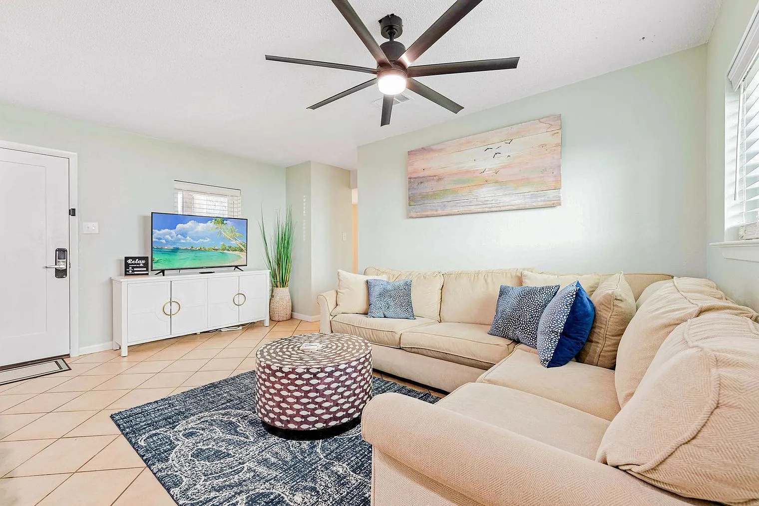 2 bed, 1.0 bath, 10225 sqft, $2,452 — Photo 1