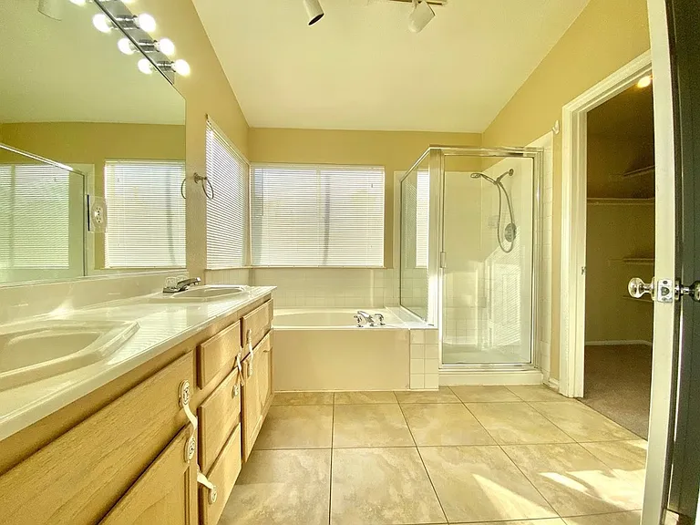 8009 Dover Shores Ave — Photo 24