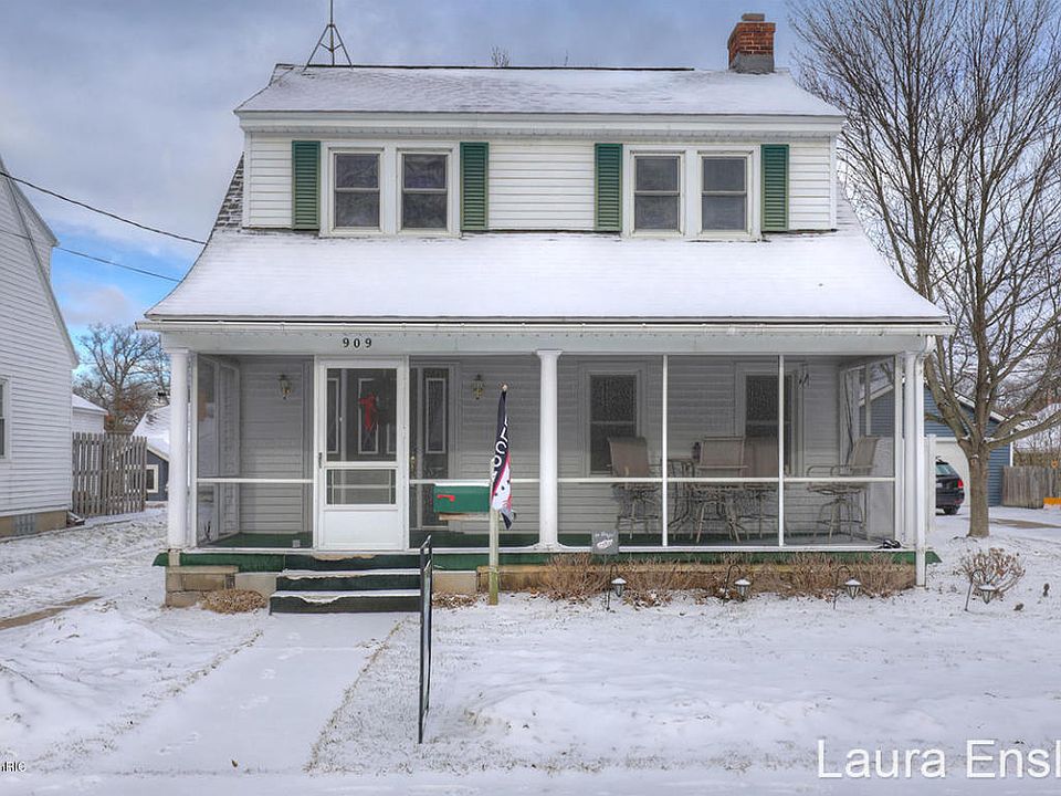 1st image of 909 Arlington St NE