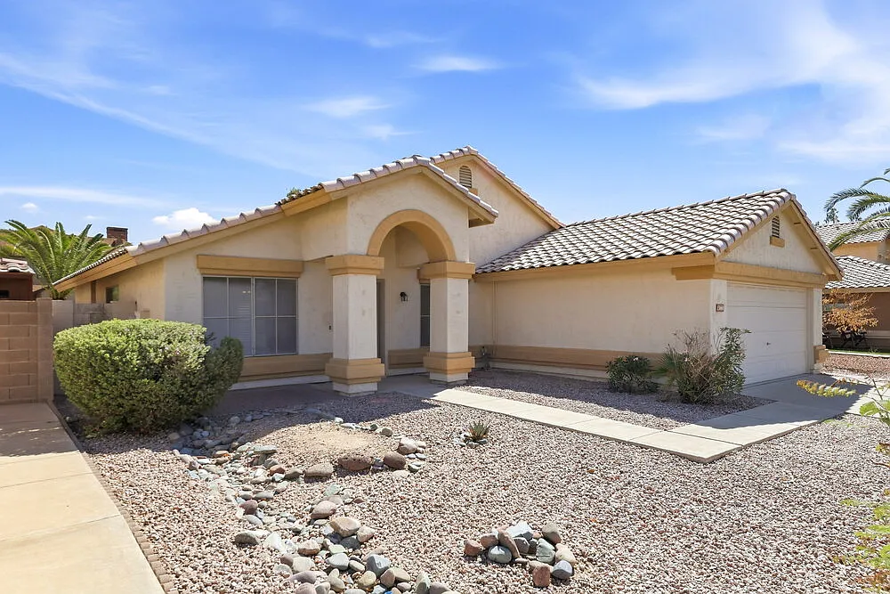 3 bed, 2.0 bath, 1821 sqft, $2,510 — Photo 3