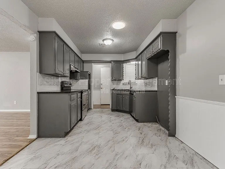 7505 NW 29th St — Photo 3