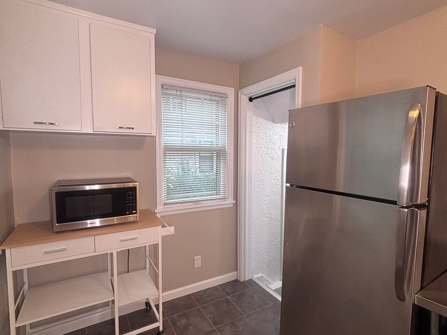 3 bed, 1200 sqft, $2,200 — Photo 3