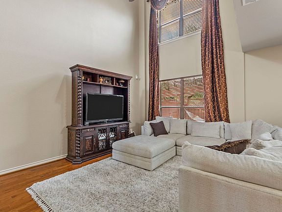 4th image of 317 Metropolitan Dr