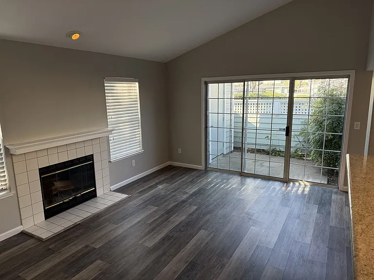 558 Torrey Pine Ln — Photo 1