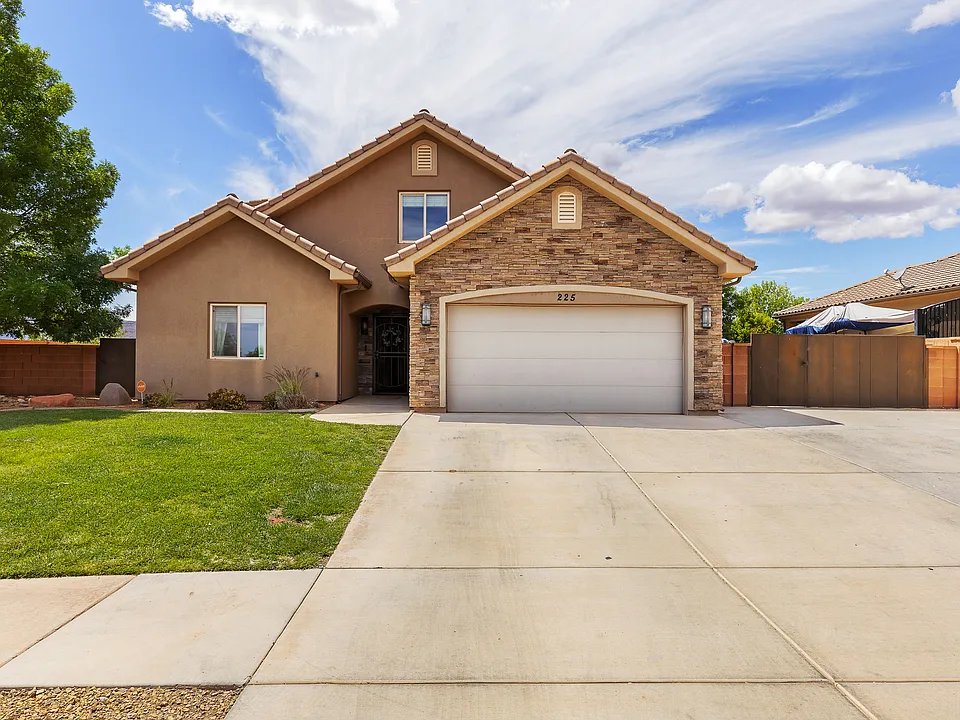 225 N Falcon Ct