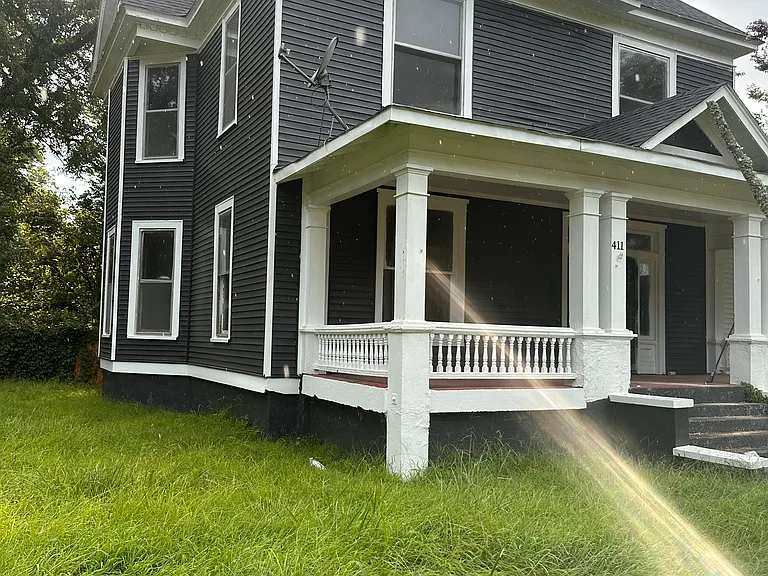 411 N Maple St — Photo 1