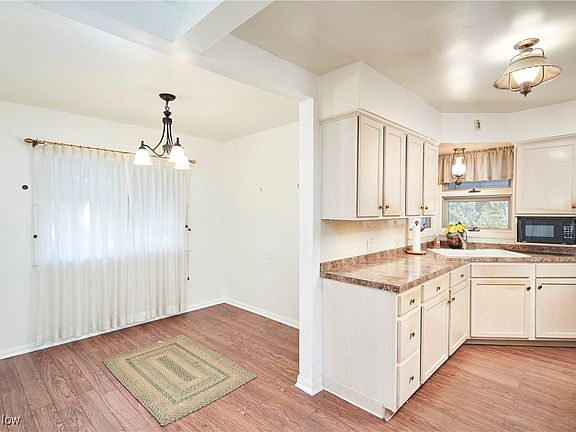 2nd image of 1225 Belleflower Rd