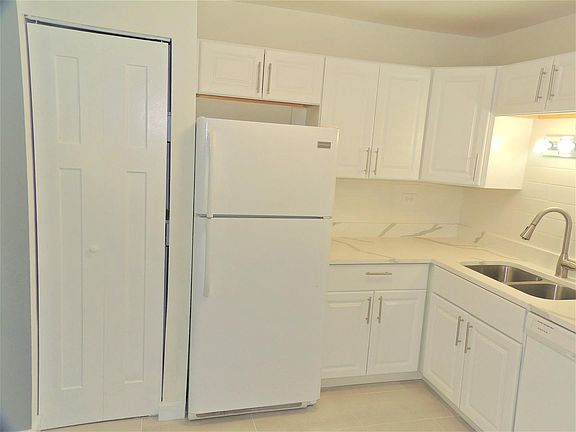 5th image of 3800 Bayside Dr Unit 2