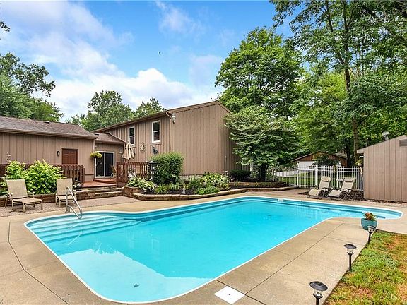 Enjoy your summer in this wonderful pool with walk in steps to 5' deep area and 3' in the shallow with seating area.