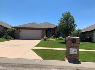 704 SW 44th St, Moore, OK 73160