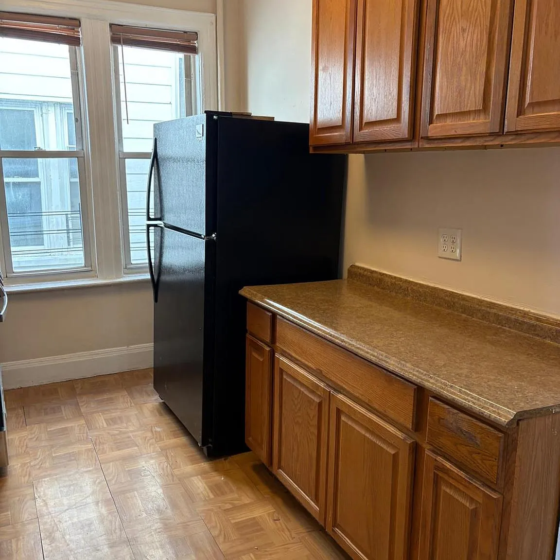 4 bed, 1.0 bath, 2680 sqft, $3,200 — Photo 3
