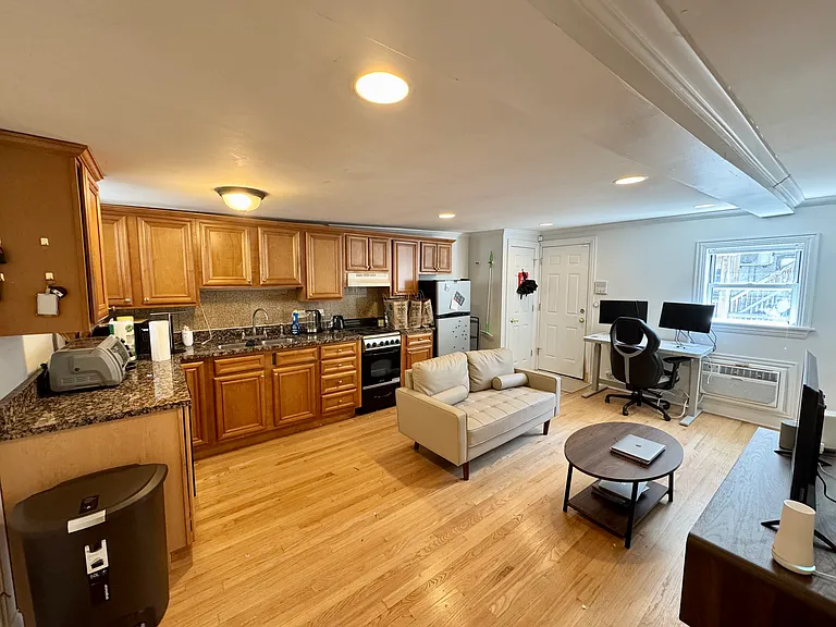 1945 N Lincoln Ave #CH2 — Photo 1