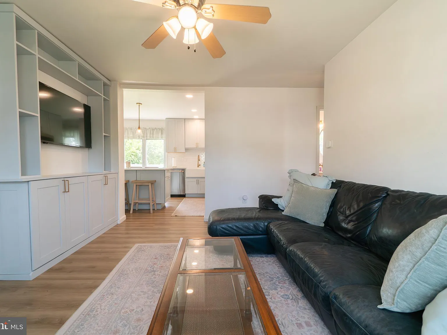3 bed, 1.5 bath, 1038 sqft, $2,700 — Photo 4