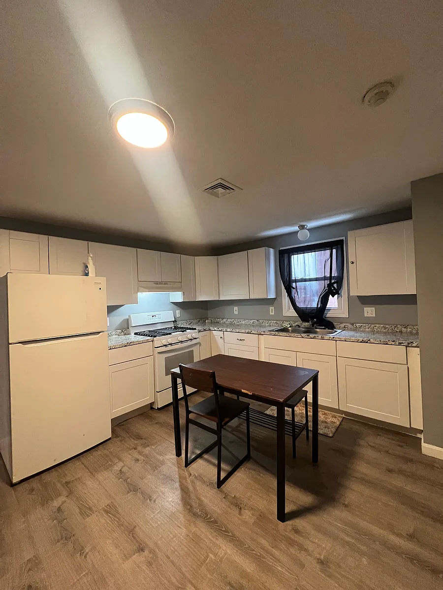 Building Photo - 355 Bedford St #2E