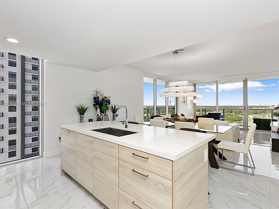 2nd image of 16385 Biscayne Blvd #1701-2