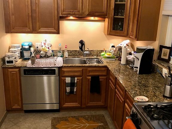 4th image of 907 W Belle Plaine Ave #1W