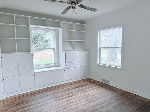 5th image of 821 Brook St