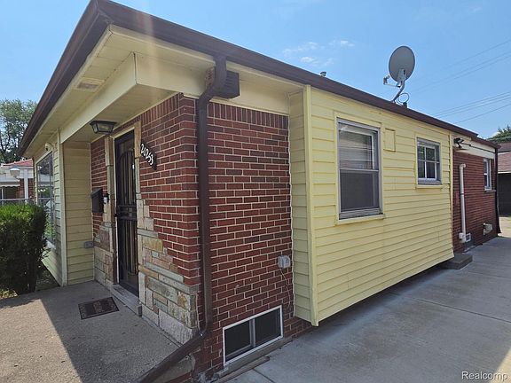 4th image of 20253 Plainview Ave