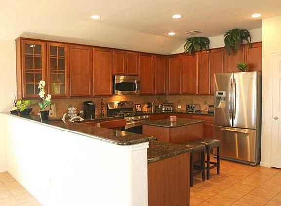 3rd image of 906 Hyde Park Dr