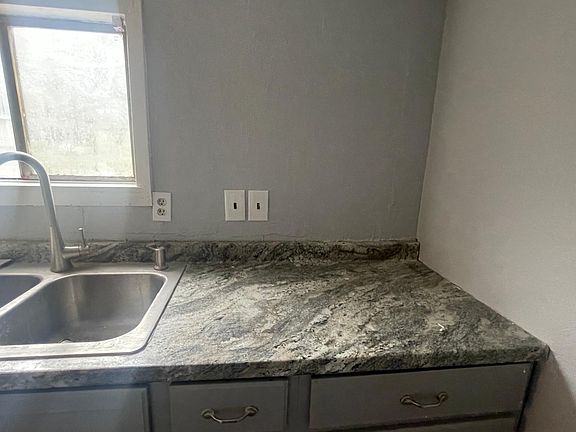 3rd image of 142 Paris Dr