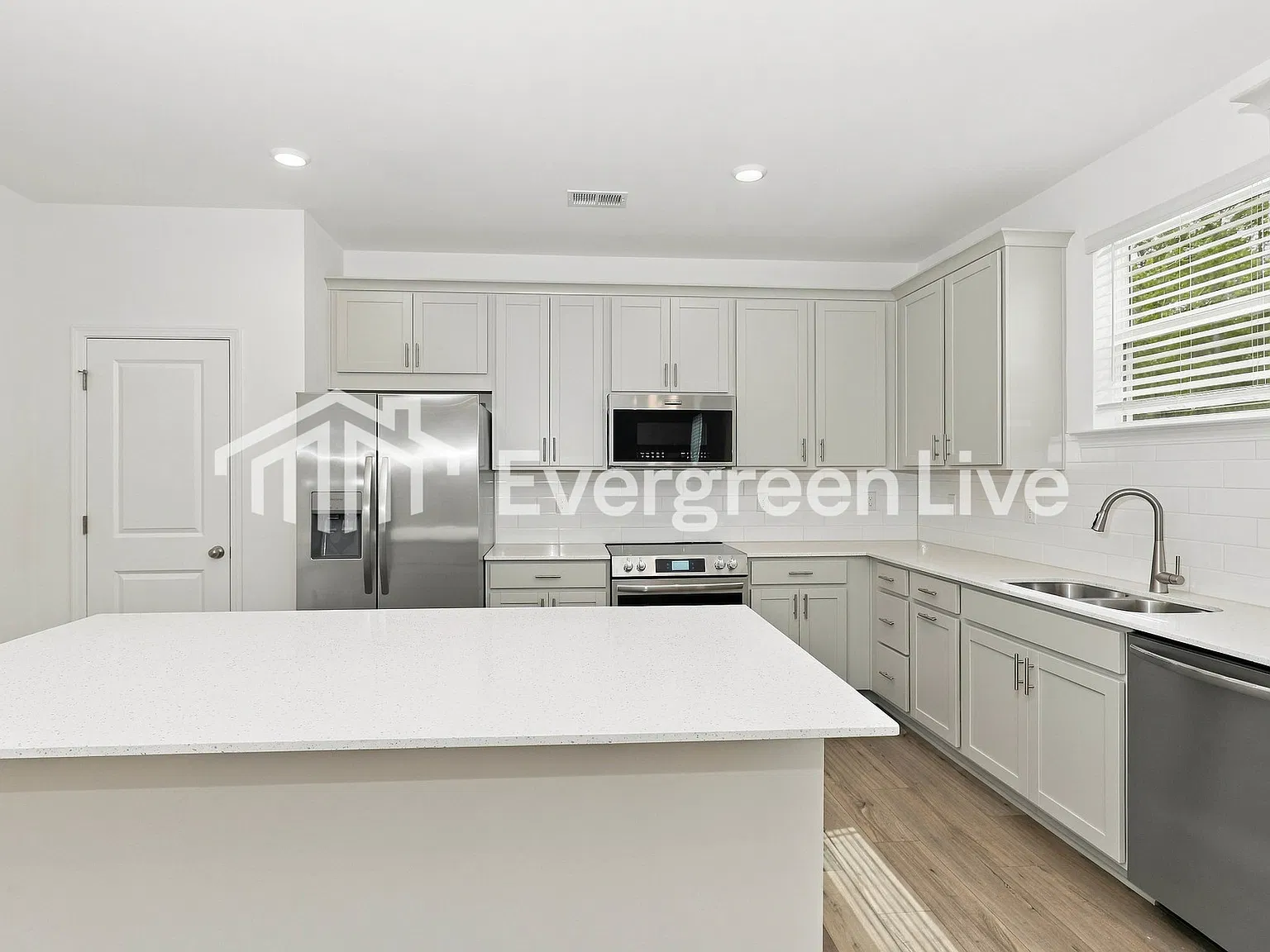 4 bed, 3.5 bath, 2541 sqft, $2,465 — Photo 3