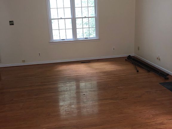 2nd image of 1604 Villageway Dr