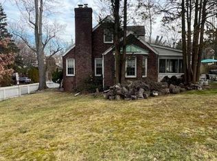 201 Cumley Ter, Leonia, NJ 07605