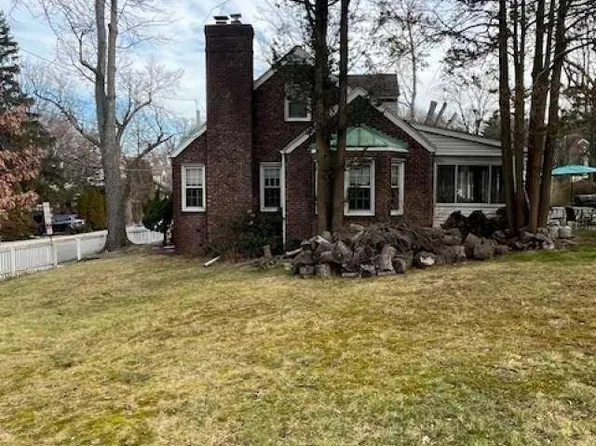 201 Cumley Ter, Leonia, NJ 07605