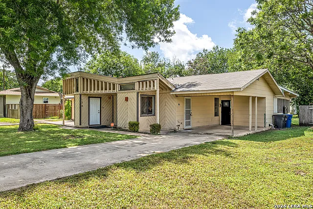 3 bed, 3.0 bath, 2366 sqft, $2,300 — Photo 2