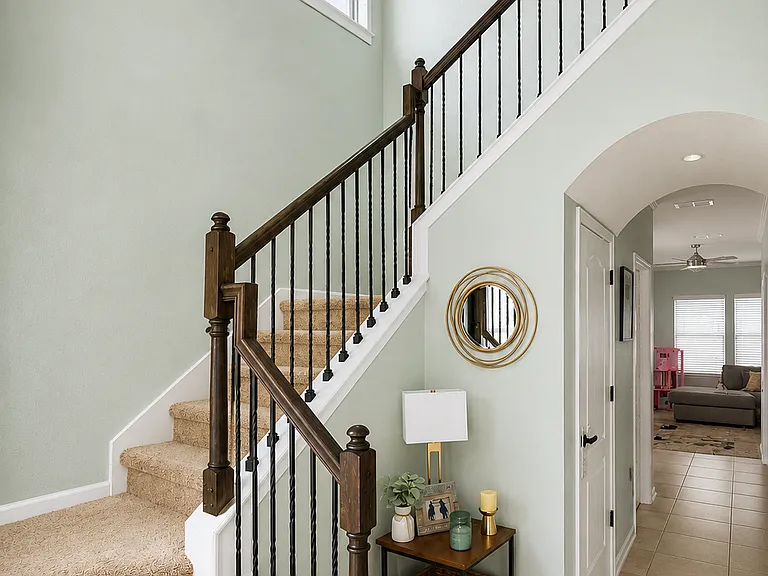 627 Drysdale Dr — Photo 2