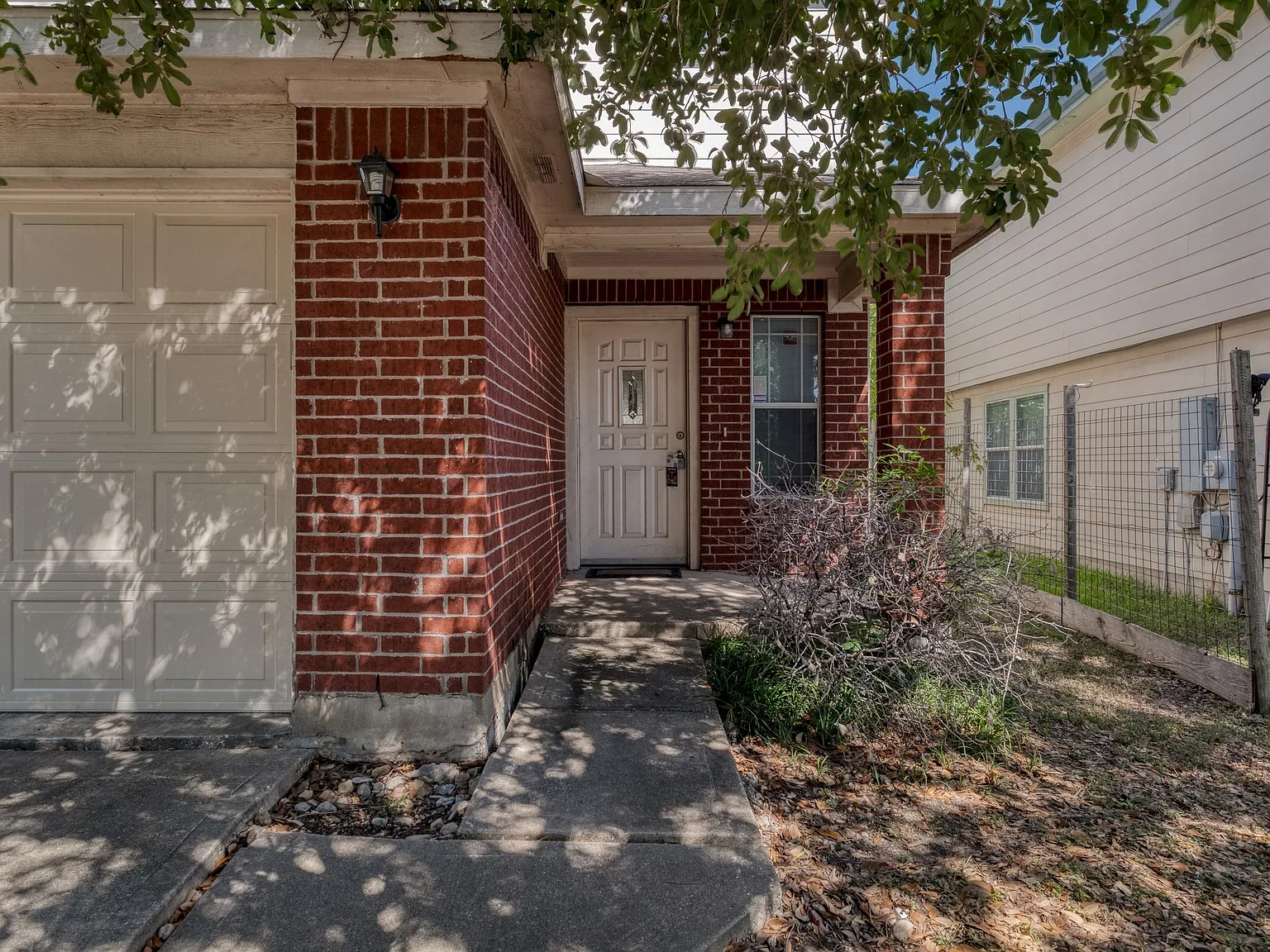 4 bed, 2100 sqft, $2,300 — Photo 4