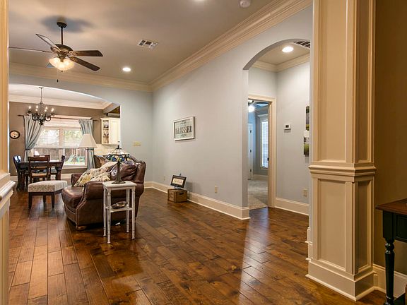 2nd image of 100 La Villa Cir