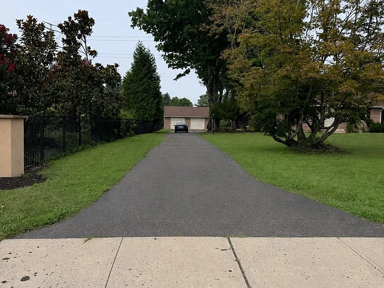 580 Village Rd W — Photo 3