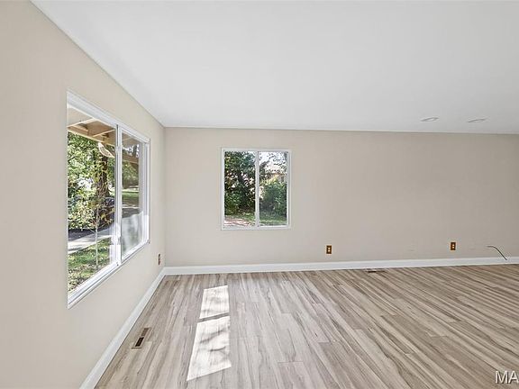 5th image of 2 Country Hill Ln