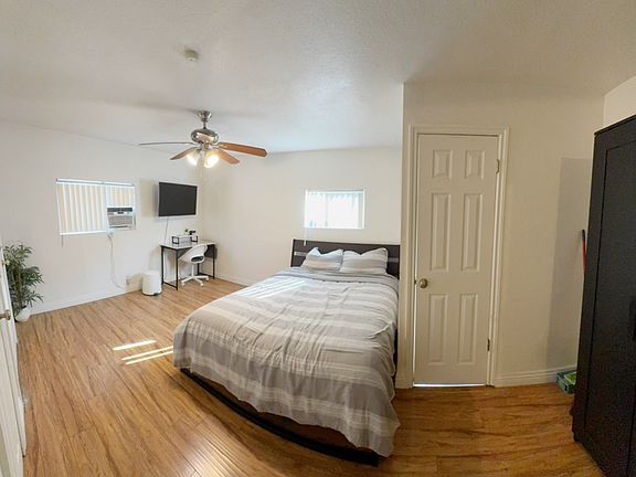 4th image of 16404 S Menlo Ave #C